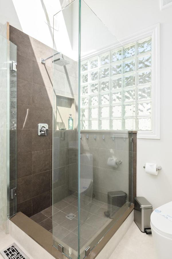 Beautiful Villa With Heated Pool Hot Tub By Forest North Vancouver Exteriér fotografie